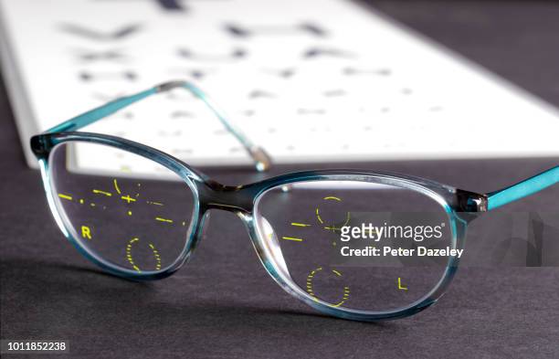 optician's measurements marked on glasses - lens optical instrument 個照片及圖片檔