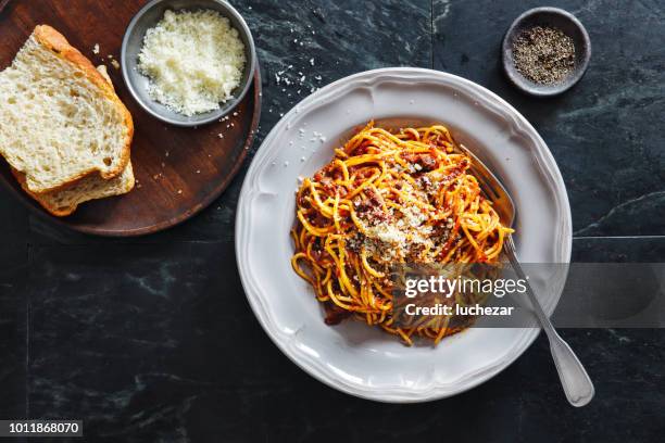 boloñesa de tradicional comida italiana spaghetti alla - spaghetti bolognese fotografías e imágenes de stock