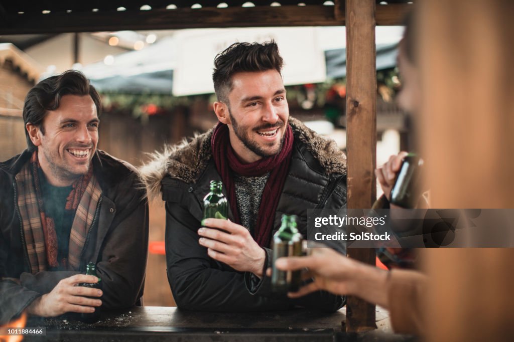Gruppe von Männern informieren Sie sich bei einem Bier