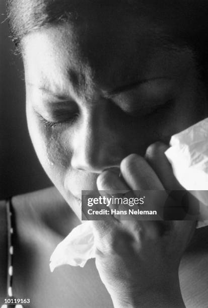 black woman crying - papiertaschentuch stock-fotos und bilder
