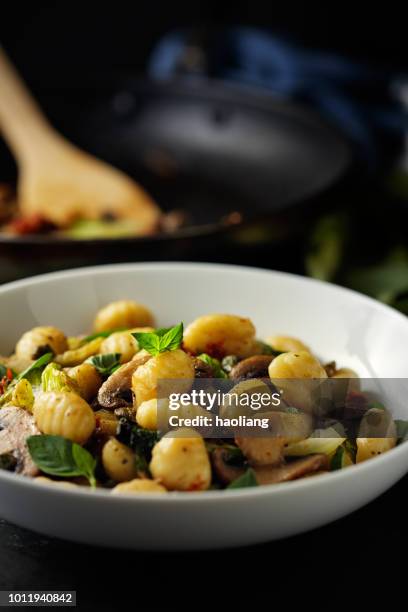 gesunde vegane muchroom gnocchi - gnocchi stock-fotos und bilder
