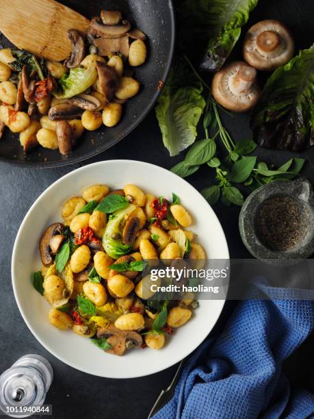 gesunde vegane muchroom gnocchi - gnocchi stock-fotos und bilder