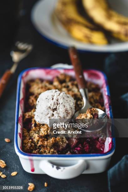 berry crumble with ice cream - torta ripiena di frutta foto e immagini stock