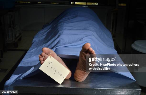 the feet of a corpse with a tag 01 - morgue feet stockfoto's en -beelden
