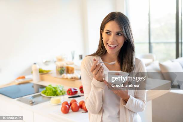 frau essen ein gesundes frühstück - woman eating fruit stock-fotos und bilder