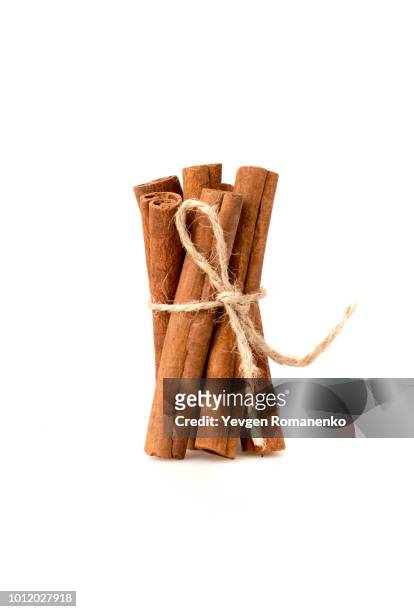 cinnamon sticks on white background - cinnamon imagens e fotografias de stock