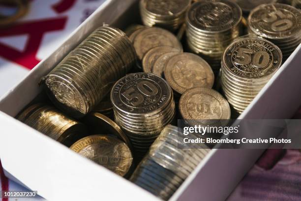 zimbabwean fifty cents bond coins sit in a box - zimbabwe currency fotografías e imágenes de stock