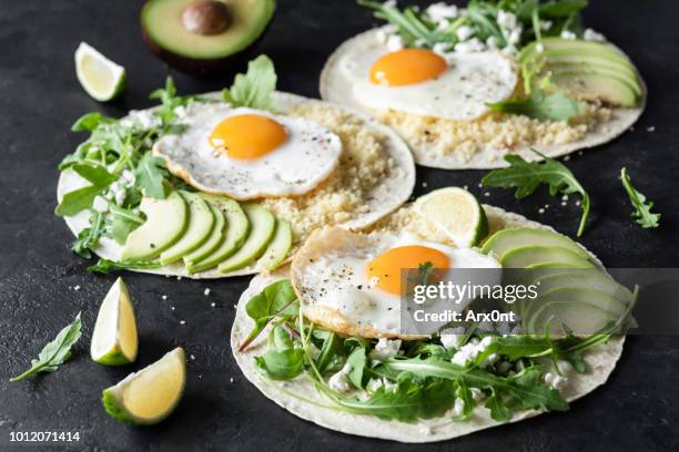 flatbread with avocado, egg, feta cheese and arugula salad - tortilla flatbread stock-fotos und bilder