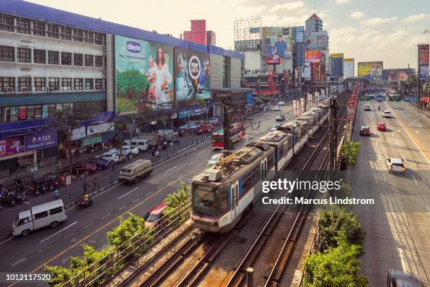 mrt trein in manilla - national capital region philippines stockfoto's en -beelden