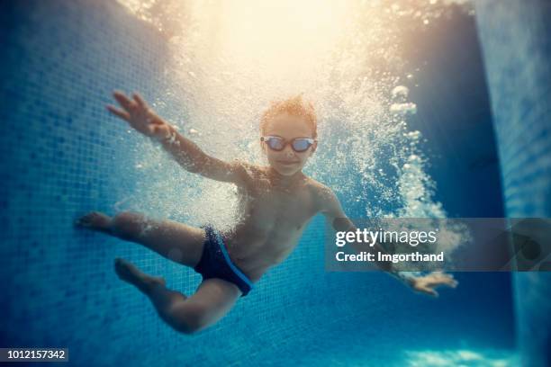 jongetje sprong in zwembad - jump in pool stockfoto's en -beelden