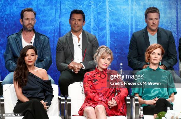 Luke Perry, Mark Consuelos, Lochlyn Munro Marisol Nichols, Mädchen Amick, and Nathalie Boltt from "Riverdale" speak onstage at the CW Network portion...