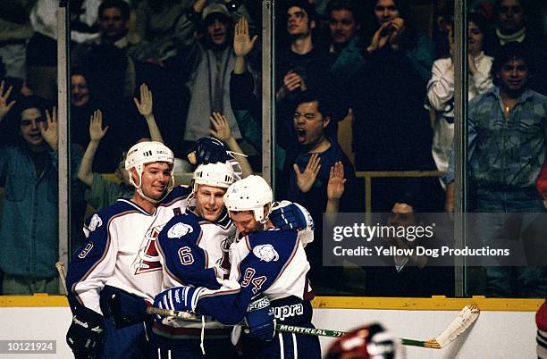 hockey team celebrating a goal - eishockey stock-fotos und bilder