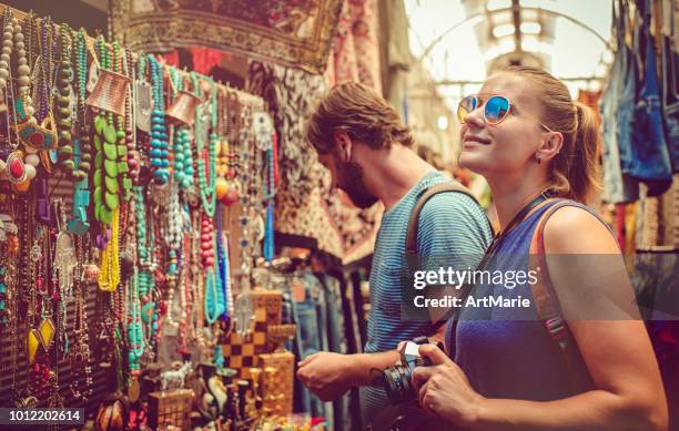 par descubre el mercado de regalos durante el viaje - israeli ethnicity fotografías e imágenes de stock