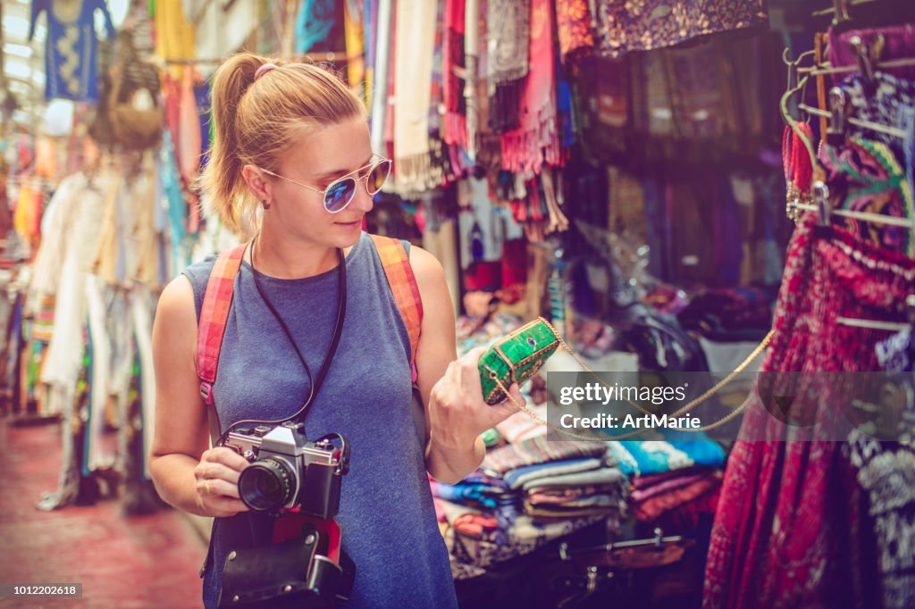 Paar entdecken Souvenir Markt unterwegs