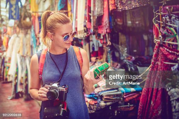 paar entdecken souvenir markt unterwegs - souvenirs stock-fotos und bilder