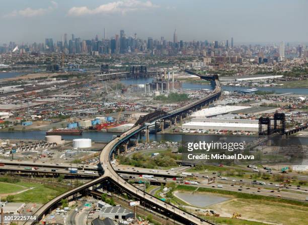 aerial view of nyc skyline with bridge highway - newark new jersey stockfoto's en -beelden