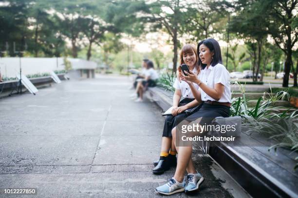 giovani studenti asiatici in divisa che si fanno un selfie davanti all'università - summer university day 2 foto e immagini stock