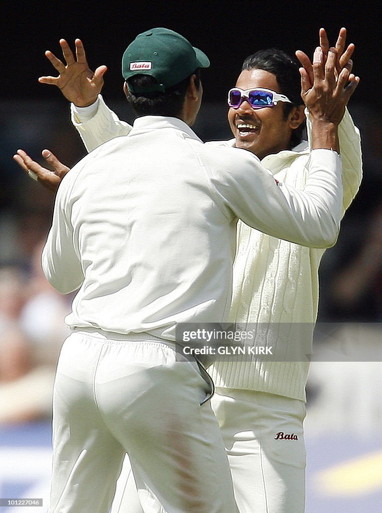 Bangladeshi cricketer Shamsur Rahman (R)