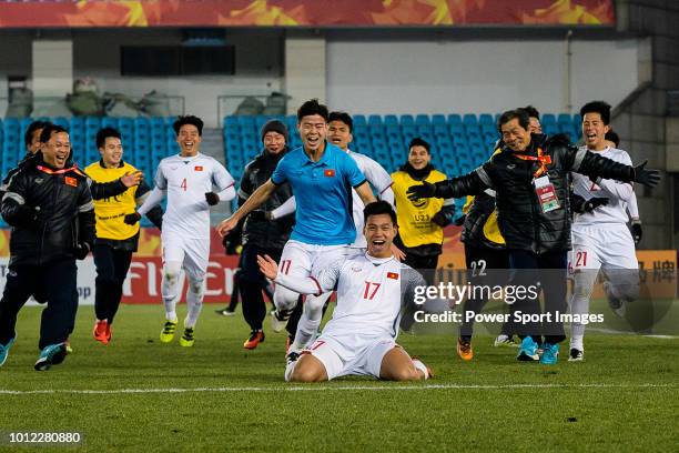 Vu Van Thanh of Vietnam celebrating his goal with his teammates during the AFC U23 Championship China 2018 Semi Finals match between Qatar and...