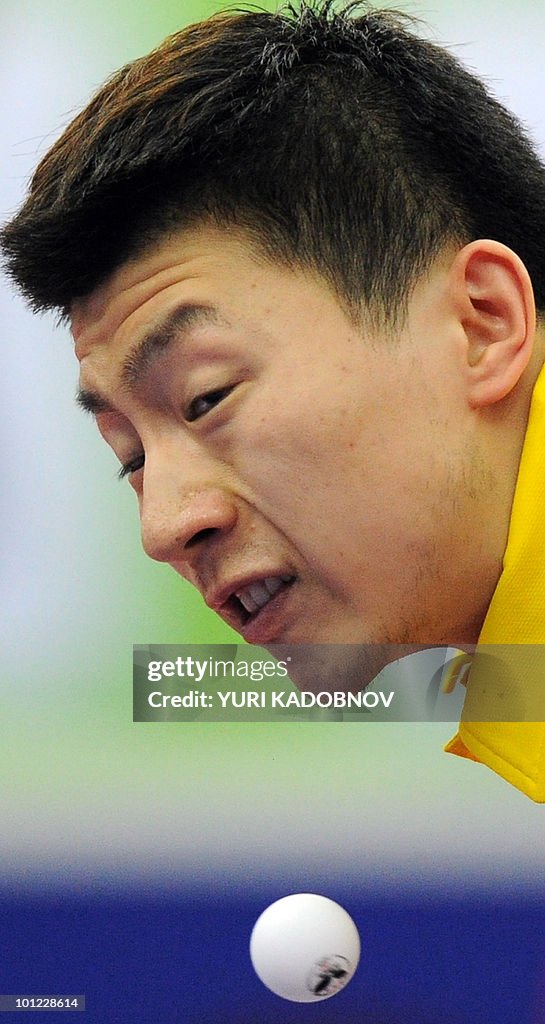 Ma Long of China services to Vladimir Sa