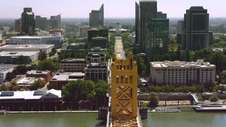 https://media.gettyimages.com/id/1012334524/video/aerial-across-the-tower-bridge-towards-the-california-state-capitol-in-sacramento-ca.jpg?b=1&s=640x640&k=20&c=-eVVdVw42PCqzmEaZL2scMOYhyPB6y9GqCUxjs0maM8=