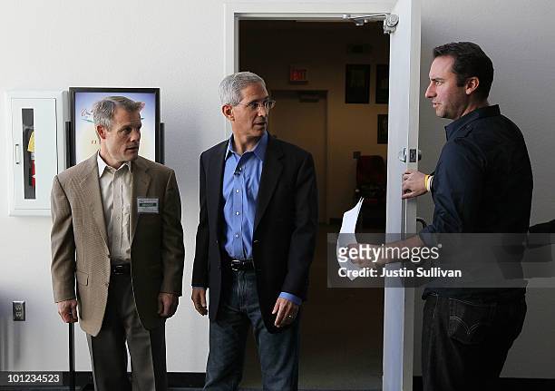 California republican gubernatorial candidate Steve Poizner talks with advisors before speaking to supporters at the Hiller Aviation Museum May 28,...