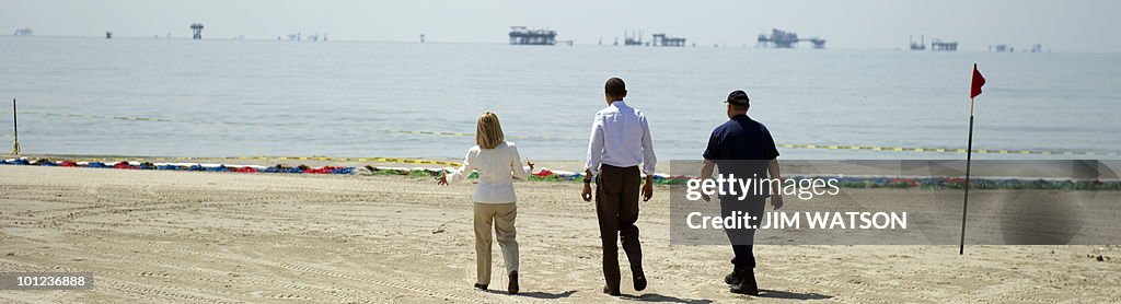 US President Barack Obama (C) walks with