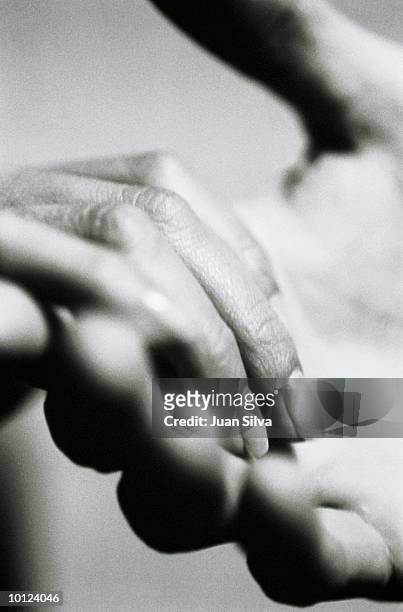 man and womans hand holding each other - holding hands close up foto e immagini stock