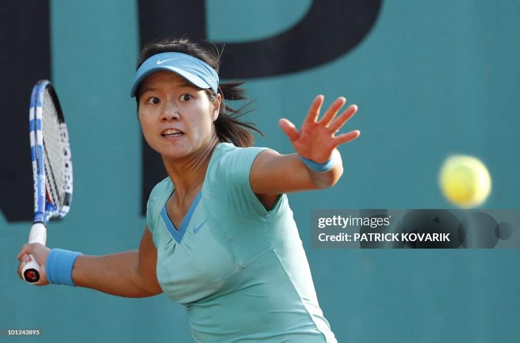 China's Na Li plays a return during her women's third round match ...