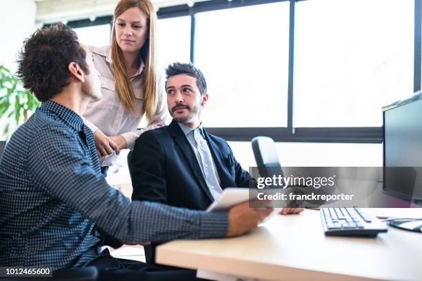 vorgesetzten im büro - business confuse conflict stock-fotos und bilder