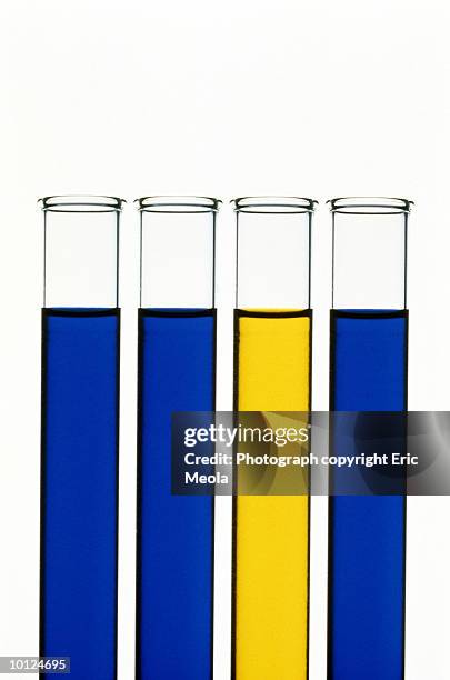 blue and yellow test tubes - reagenzglas freisteller stock-fotos und bilder