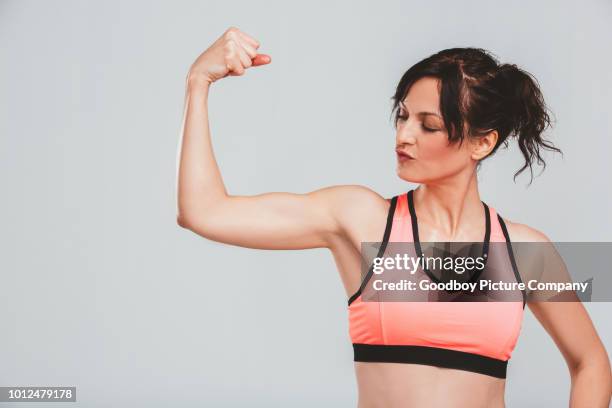 compruebe hacia fuera los armas - flexionar los músculos fotografías e imágenes de stock