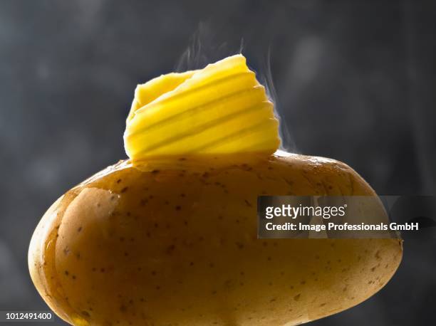 knob of butter on a potato - ricciolo di burro foto e immagini stock