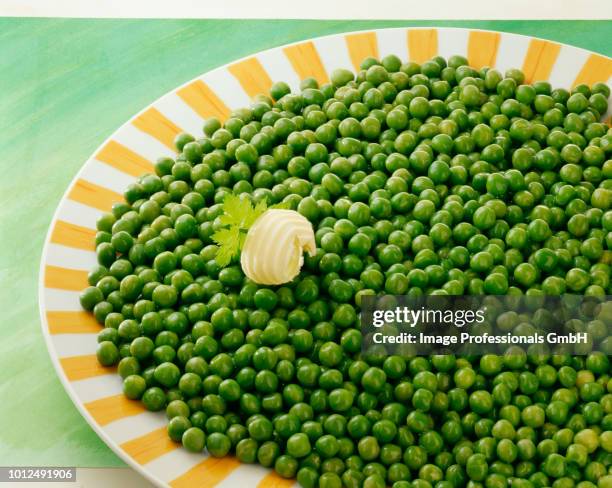 plate of peas - ricciolo di burro foto e immagini stock