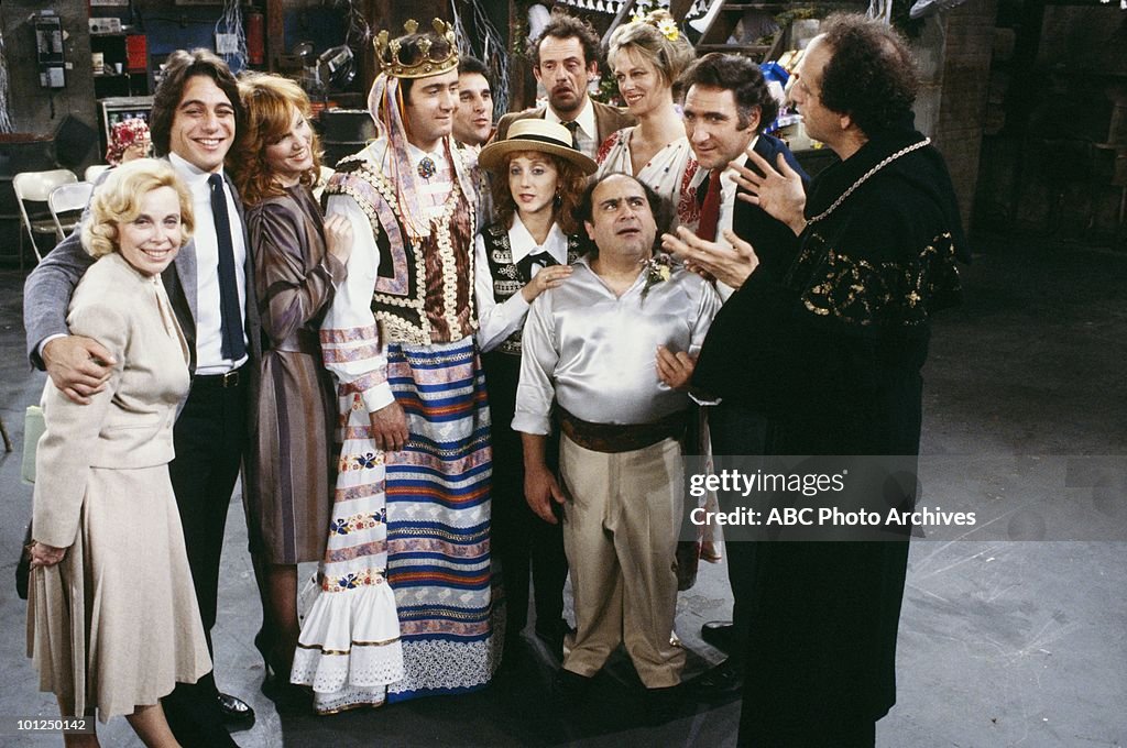 DR. JOYCE BROTHERS;TONY DANZA;MARILU HENNER;ANDY KAUFMAN;PETER ELBLING;CAROL KANE;CHRISTOPHER LLOYD;DANNY DEVITO;SUSAN KELLERMANN;JUDD HIRSCH;VINCENT SCHIAVELLI