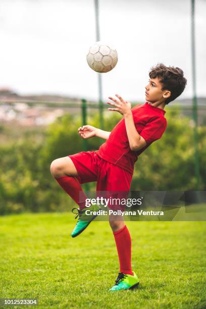 chico experto jugando al fútbol - latina legs fotografías e imágenes de stock