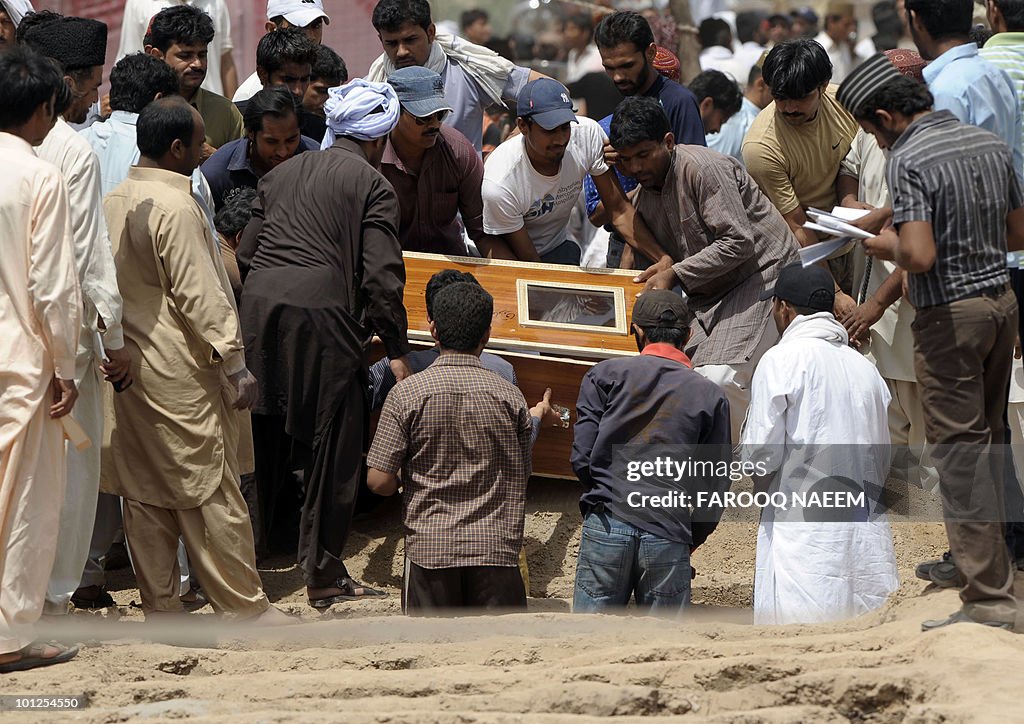 Ahmadi Pakistanis burry a victim of yest