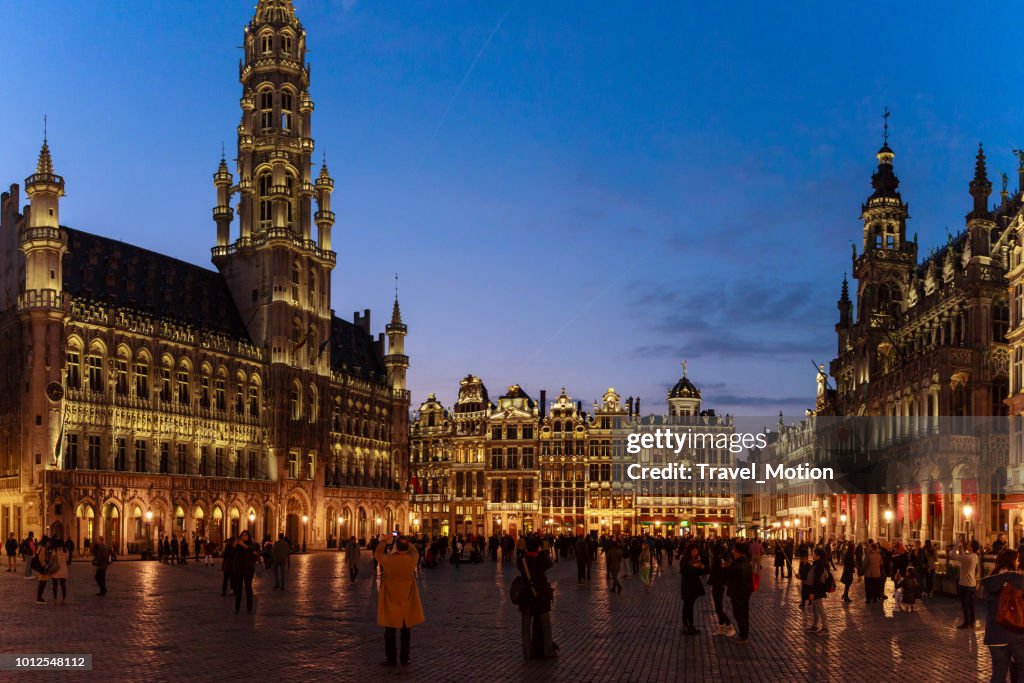 Grand Place en Town Hall's nachts, Brussel, België