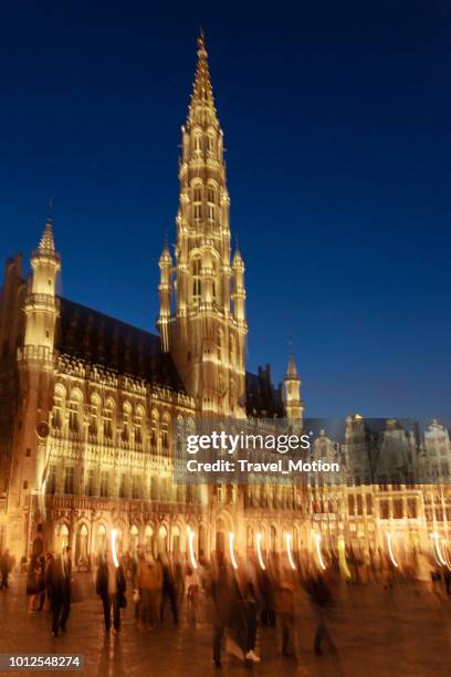 grand place und das rathaus in der nacht, brüssel, belgien - brussels square stock-fotos und bilder