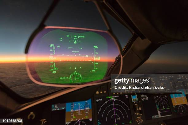 commercial aircraft heads up display (hud) - head up display imagens e fotografias de stock