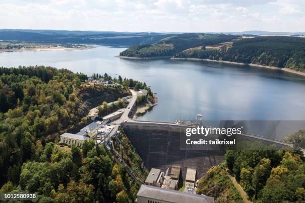 blick auf die staumauer der talsperre bleiloch, thüringen, deutschland - reservoir stock-fotos und bilder