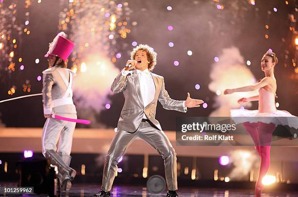 Daniel Diges of Spain performs his song 'Algo pequeñito' during the Grand Final of the Eurovision Song Contest 2010 on May 29, 2010 in Oslo, Norway.