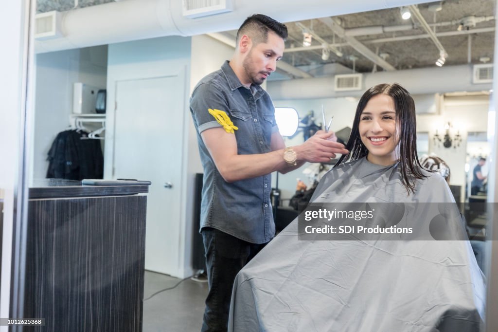 Fröhliche Junge Frau erhält Haarschnitt