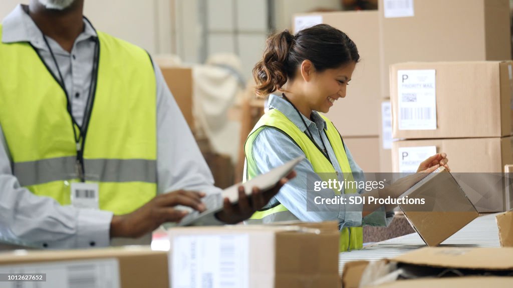 Verteilung Lagermitarbeiter bereiten Pakete für den Versand