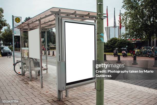 bus stop with billboard - cartaz-do-ponto-de-ônibus - fotografias e filmes do acervo