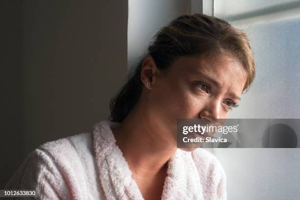 vrouw kankerpatiënt in het ziekenhuis - pain face portrait stockfoto's en -beelden