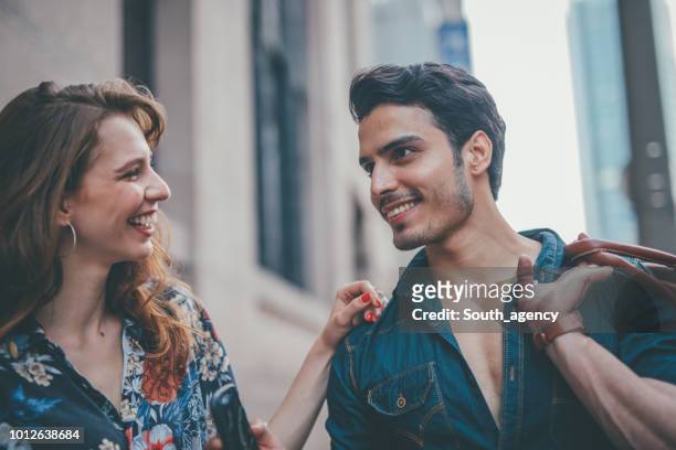 coppia affascinante sorridente - charming woman foto e immagini stock