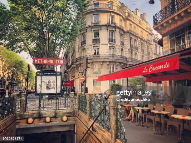 menschen mit mittagessen im freien in paris, frankreich - café paris stock-fotos und bilder
