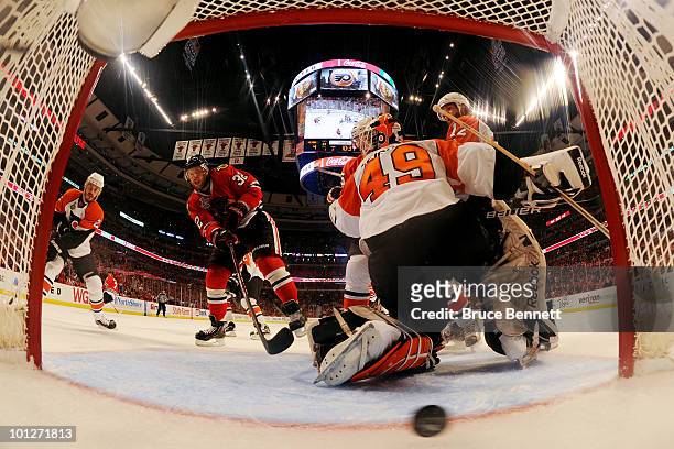 Kris Versteeg of the Chicago Blackhawks scores a goal past Michael Leighton of the Philadelphia Flyers in the second period of Game One of the 2010...
