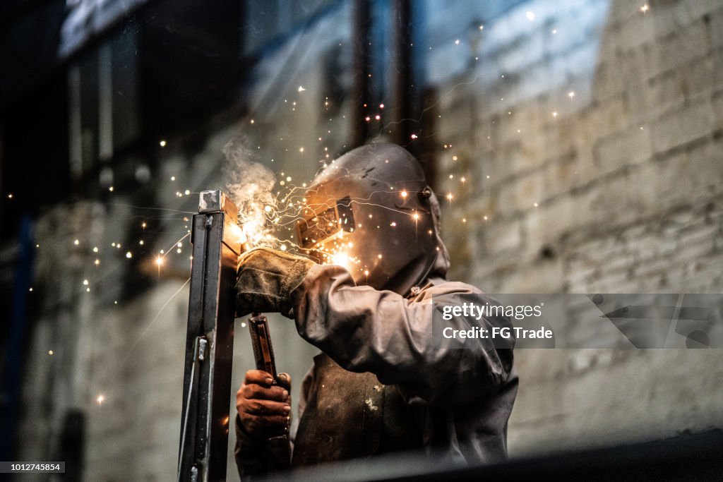 Industrielle Arbeiter Schweißen Stahl